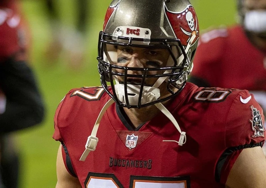 Steelers TE Reminds Rob Gronkowski of Himself: ‘I Just Cheer Him on so Much’