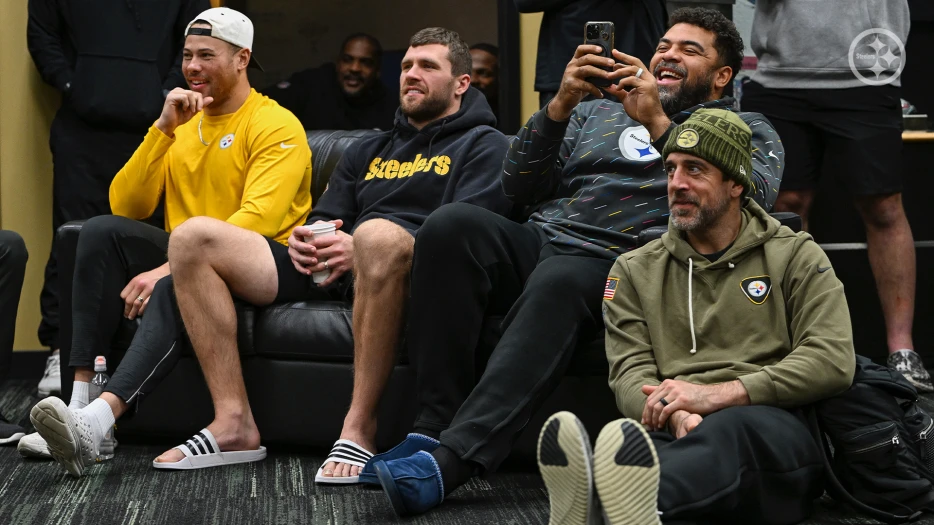 T.J. Watt Makes First Appearance at Steelers Facility after Injury