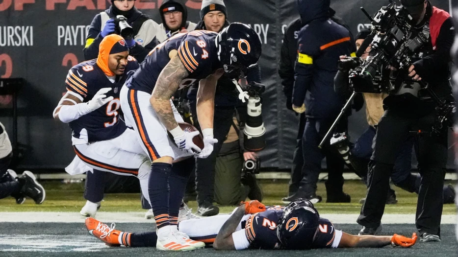 Did a Packers fan really jump on field after DJ Moore’s game-winning TD?