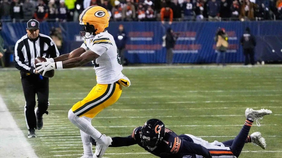 Malik Willis hits Romeo Doubs for absolute dime for unlikely TD vs. Bears