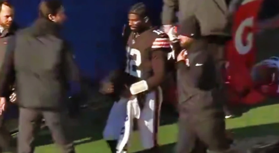 Shedeur Sanders Leaves Game &amp; Rushes Off Field After Getting His Finger Busted Open In Gruesome Scene [VIDEO]