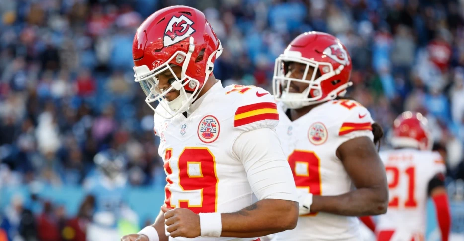 Chiefs’ nightmare continues; injuries pile up in Week 16 loss to Titans