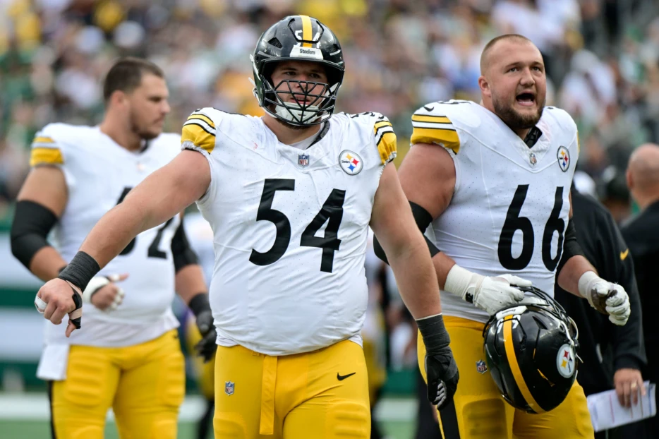 Gritty Zach Frazier Shakes Off Injury to Help Pave Road vs. Lions