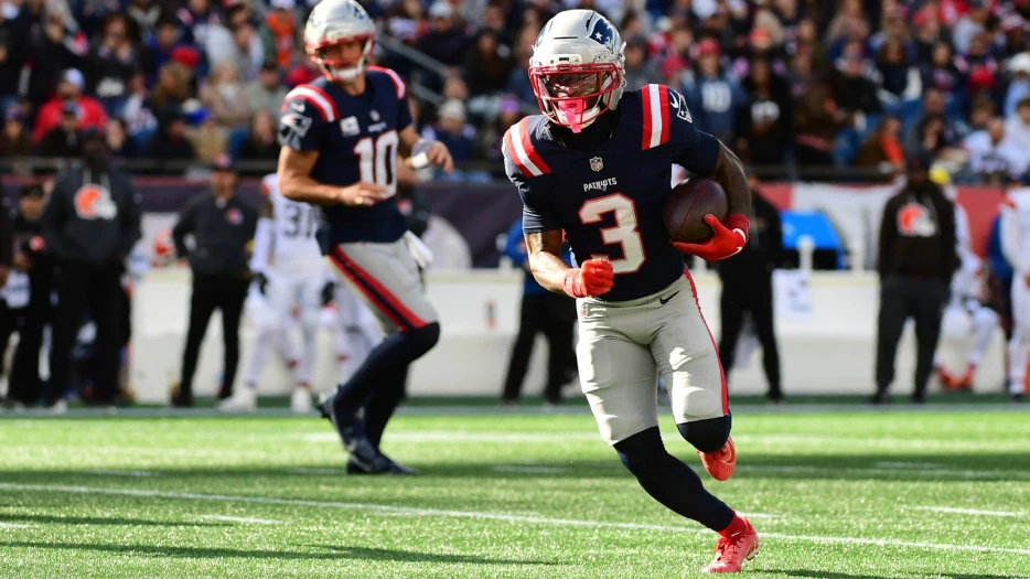 Patriots WR leaves SNF Ravens game with troubling injury