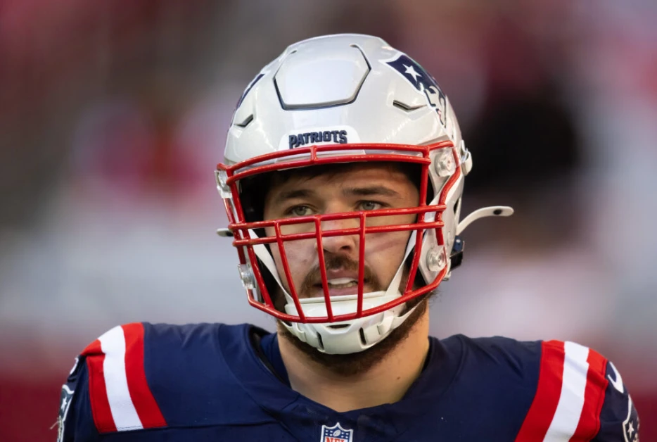 Patriots Extend OL Ben Brown