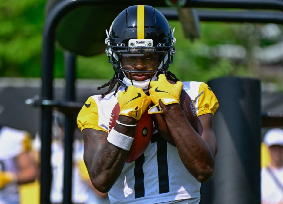 Steelers Sights &amp; Sounds: Brandon Johnson, DK-Less WRs Work on Christmas