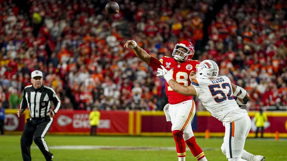 Chiefs’ Chris Oladokun goes full Patrick Mahomes in wild sequence