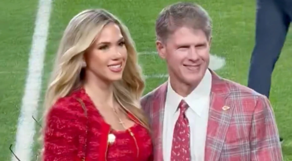 Gracie Hunt Busted on Camera Doing Something Odd With Body Part During Sideline Photo With Her Dad [VIDEO]