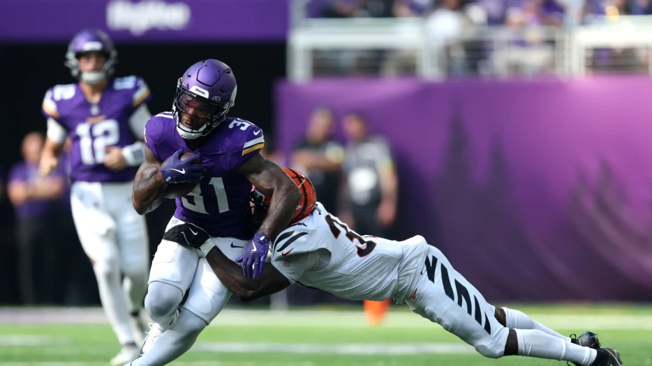 Seahawks sign Cam Akers