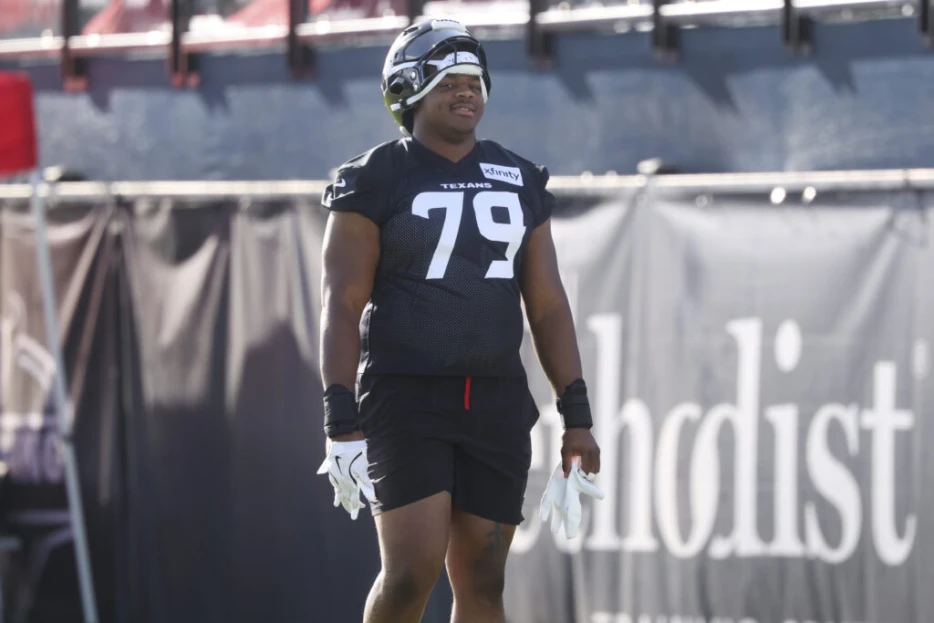 Texans LT Aireontae Ersery Undergoes Thumb Surgery; Questionable For Week 17