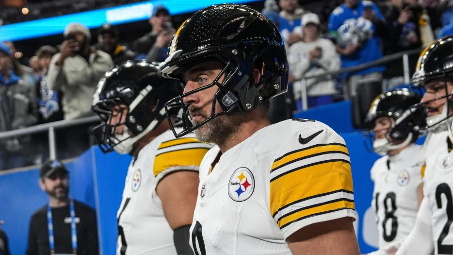 Privacy Advocate Aaron Rodgers Made Sure News Camera Crews Were Present For Him Giving Out Christmas Gifts