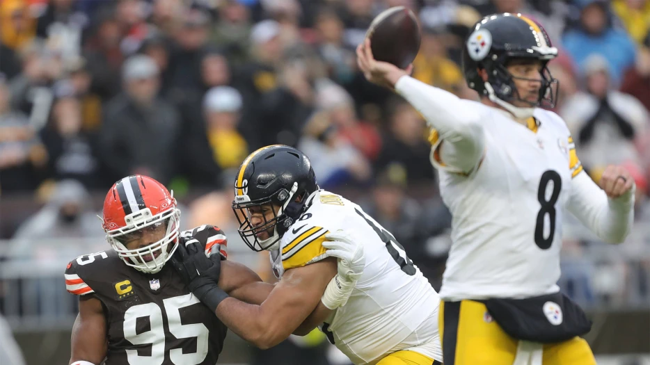 Aaron Rodgers, Steelers choke vs. Browns to keep Ravens alive