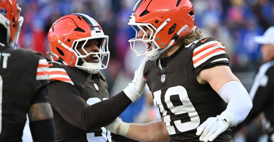 Browns injury: 2 star rookies hurt early in Week 17 vs. Steelers