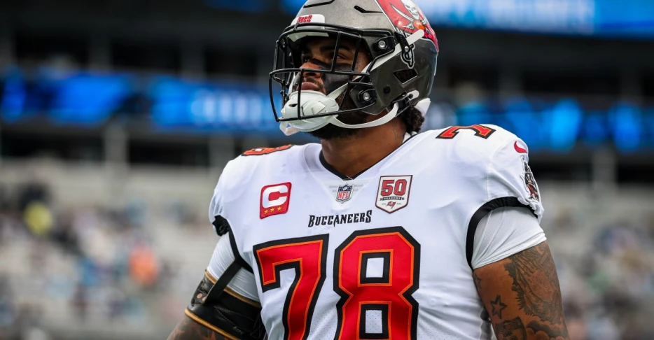 Buccaneers at Dolphins: Predictions and picks for Week 17