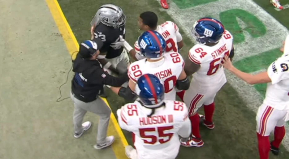 Jamal Adams &amp; Jameis Winston Went At It On The Sidelines During The Raiders-Giants “Toilet Bowl” [VIDEO]
