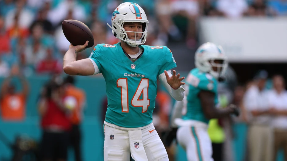 Quinn Ewers, Theo Wease team up for Dolphins’ longest play of season