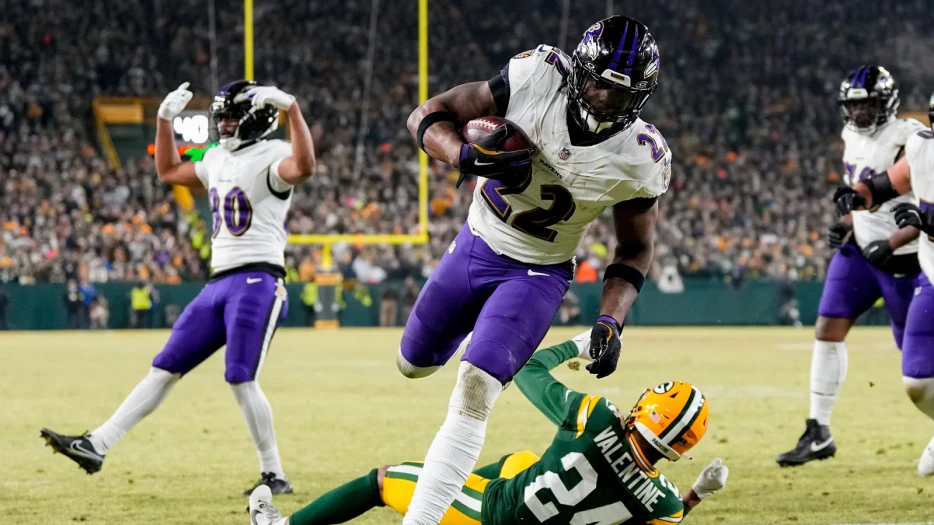 Ravens’ Derrick Henry bullies Packers defenders for opening drive TD