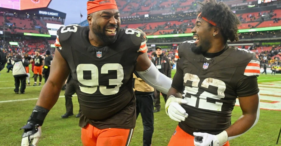 Roundtable Reactions: Ravens run over Packers, keep playoff hopes alive