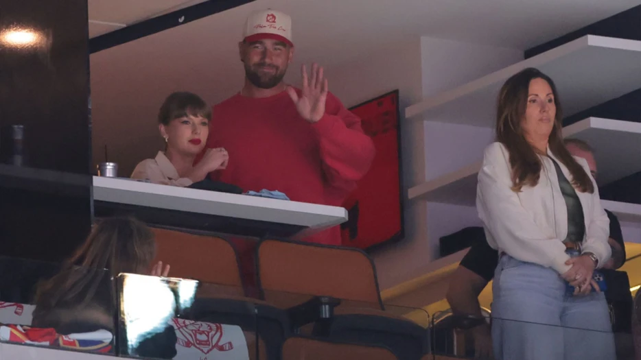 Arrowhead Stadium employee claims Taylor Swift, Travis Kelce passed out gifts at Chiefs Christmas game