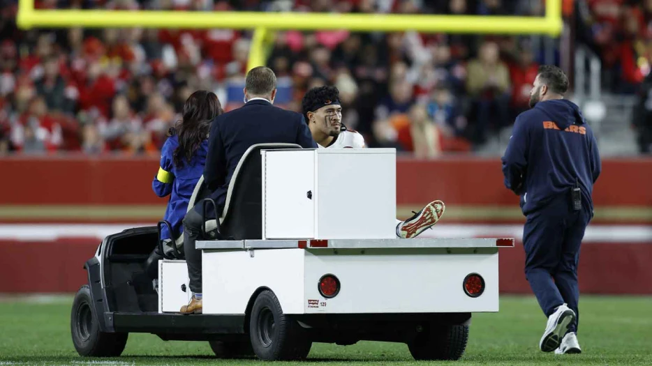 Bears LB carted off the field with concerning injury vs. 49ers