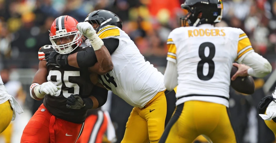 Daily Dawg Chow 12/29; Browns beat Steelers, Myles Garrett stuck on 22