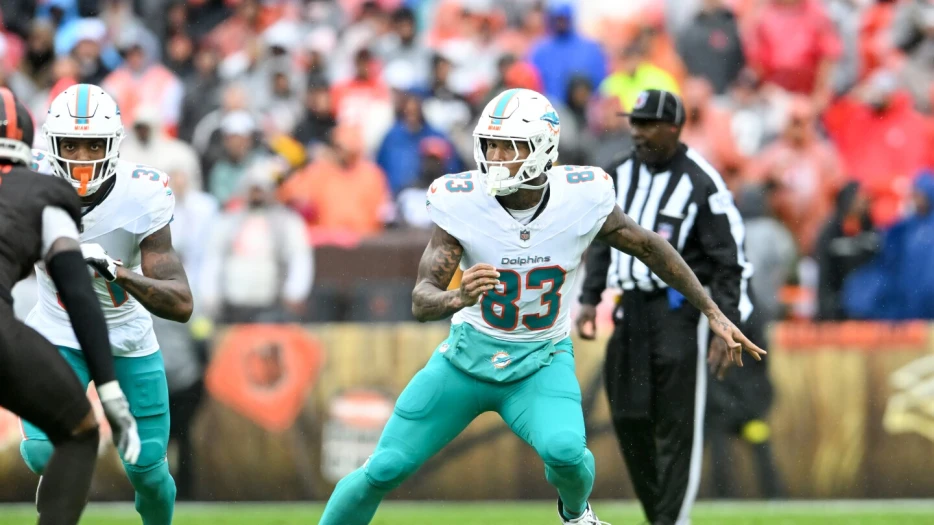 Dolphins activate TE Darren Waller, OT Austin Jackson