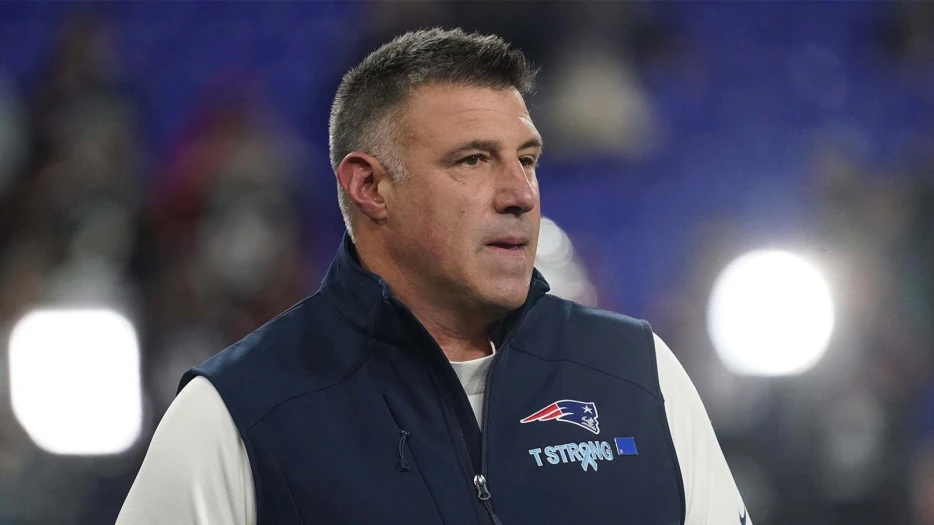 Patriots’ Mike Vrabel explains heated halftime interaction with Christian Barmore