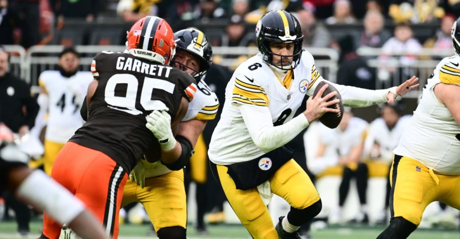 Steelers, Aaron Rodgers get rid of ball quick to avoid Myles Garrett sack record, put playoffs at risk