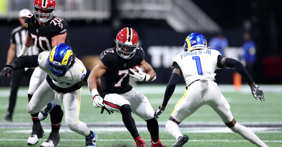 Bijan Robinson breaks Falcons single season record for scrimmage yards