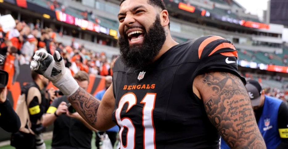 Cody Ford and Joe Burrow react to NFL history-making catch vs. Cardinals