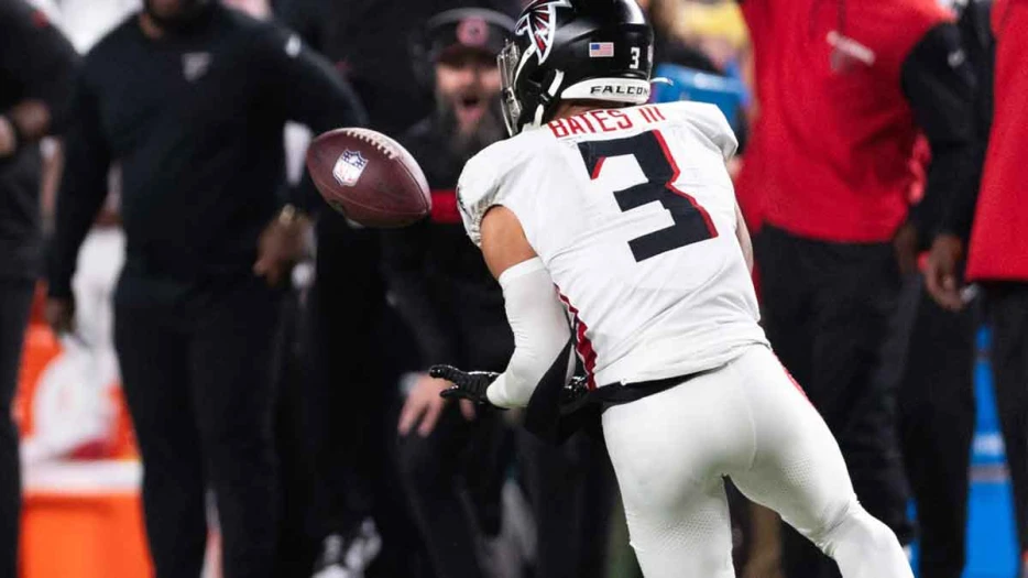 Falcons safety Jessie Bates pick-6 sends Rams fans into a panic