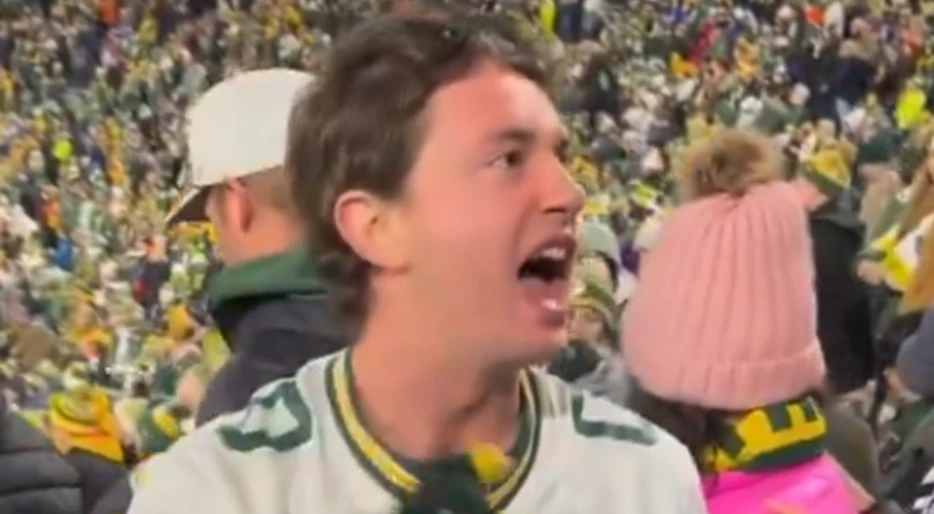 Green Bay Packers Are So Disappointing, Fans Are Crashing Out And Drowning Their Sorrows With Beer In The Stands [VIDEO]