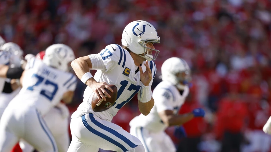 Daniel Jones full in Wednesday's practice, wearing 3D-printed pad on leg