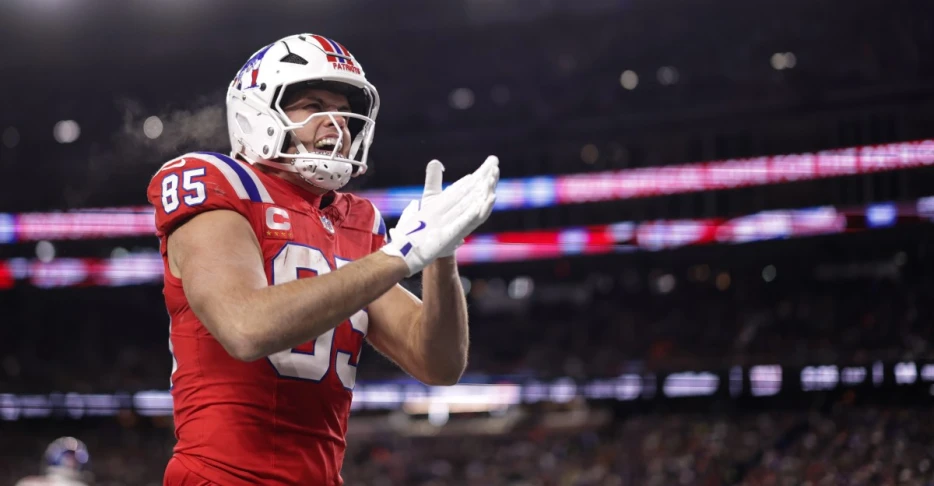 Patriots vs. Dolphins Thursday injury report: Hunter Henry, Christian Barmore join the limited