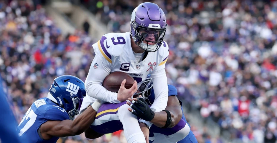 Quarterback Situations for Vikings, Packers Get Clearer Ahead of Sunday