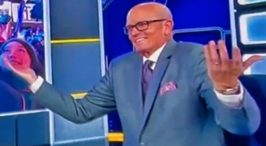 Scott Van Pelt Was Stunned After Cameras Caught 2 Men Kissing On ‘SportsCenter’ [VIDEO]