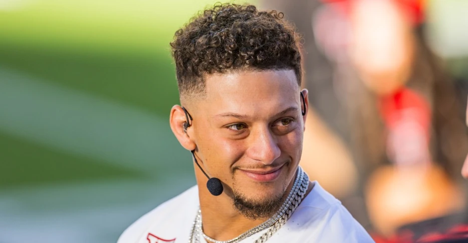 Chiefs News 1/3: Patrick Mahomes pays off friendly wager with teammate
