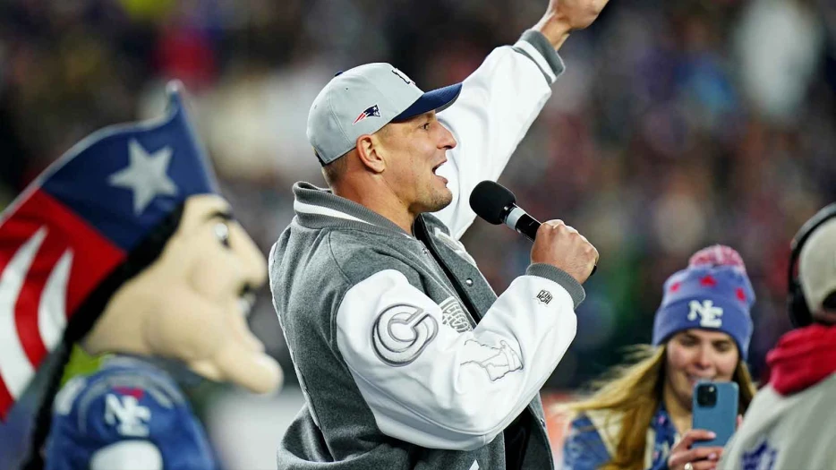 Gronk reveals which QB he’s rooting for in playoffs, and it’s not Patriots’ Drake Maye