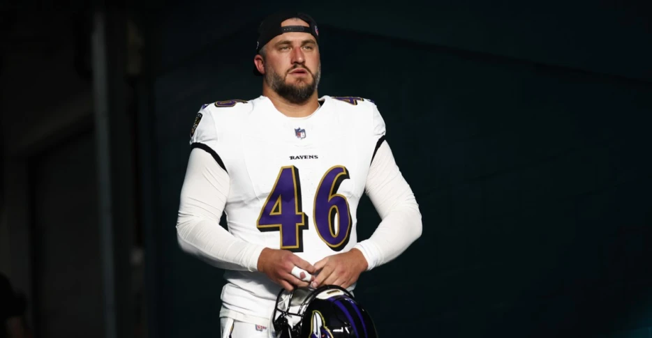 Ravens sign LS Nick Moore to 4-year extension