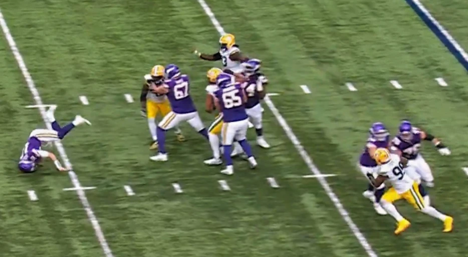 Vikings’ Max Brosmer Reminds Everyone Why He’s The “Worst QB Ever” After Comically Bad Play vs. Packers [VIDEO]