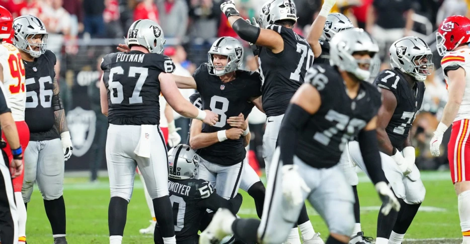 Carlson’s boot lifts Las Vegas Raiders past Chiefs in season finale