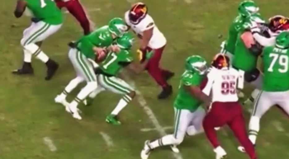 Eagles RB Tank Bigsby Is A Maniac: Viciously Bodyslams Commanders’ Bobby Wagner, Who’s Twice His Size [VIDEO]