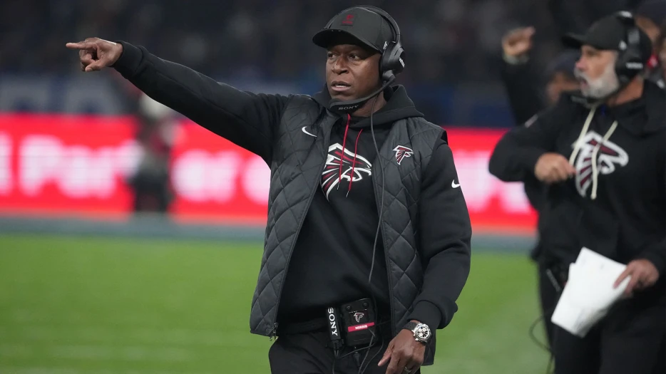 Fans react to Raheem Morris’ gesture to Arthur Blank before firing