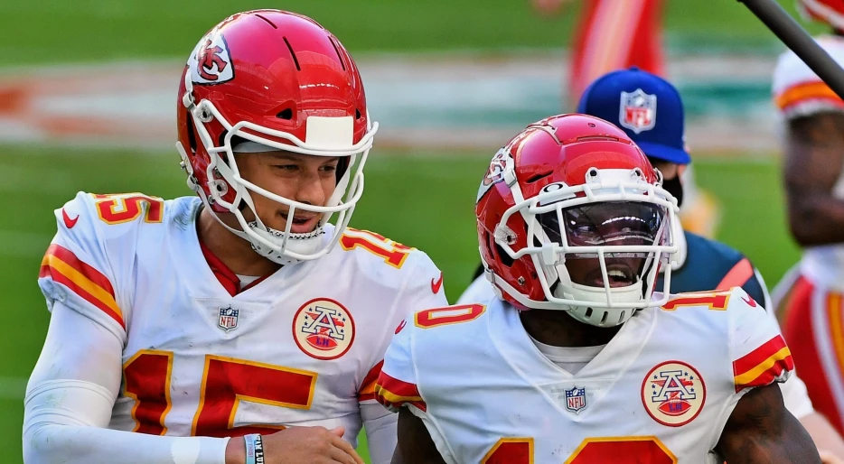 Patrick Mahomes &amp; Tyreek Hill Posted Cryptic Messages 20 Minutes Apart Suggesting A Chiefs Reunion Is Coming [PHOTOS]