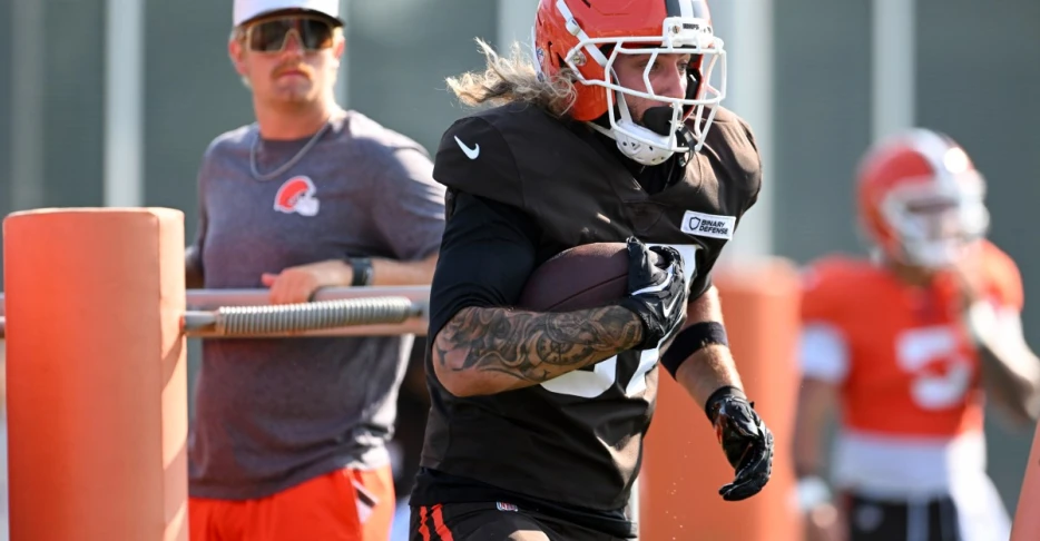 Browns sign 6 to reserve/futures contracts