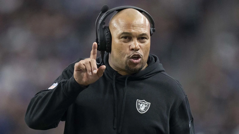Ex-Raiders coach Antonio Pierce, who played for Giants, will interview