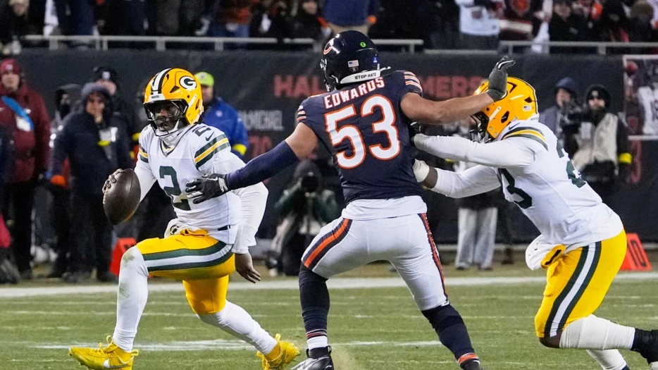 Bears’ TJ Edwards exits Packers clash in air cast after foot injury