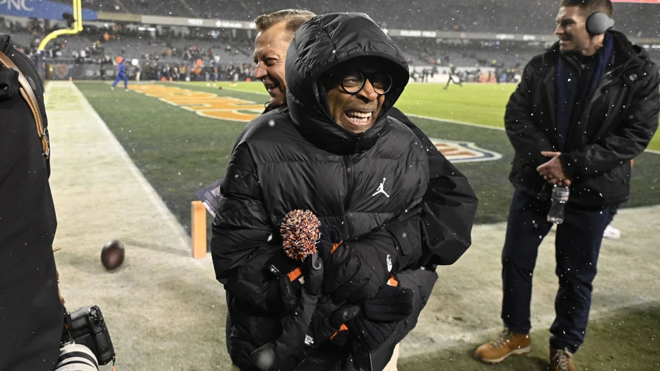 Derek from Stranger Things, Spike Lee catches Bears’ Wild Card game vs. Packers