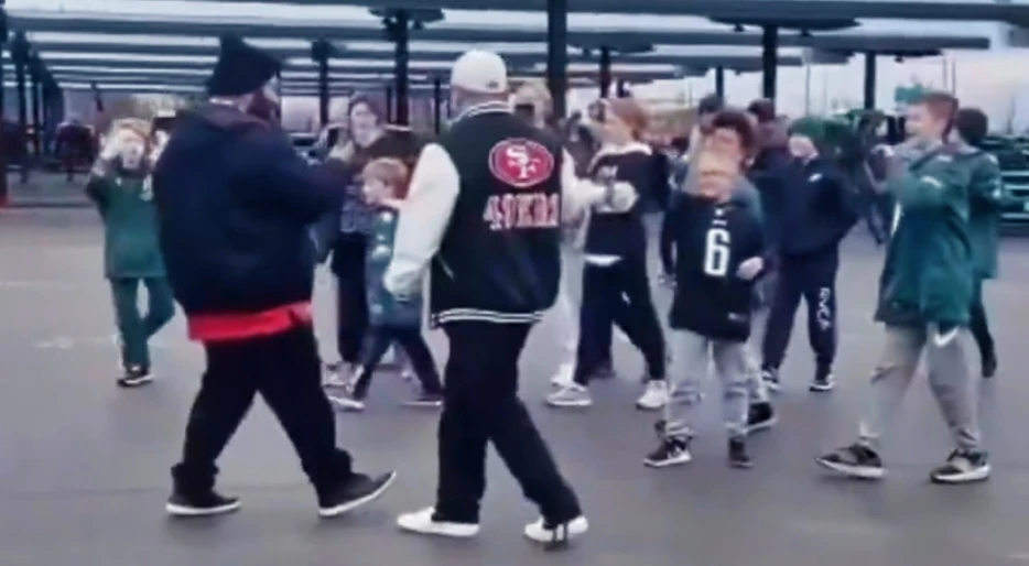 Young Eagles Fans Are Swarming 49ers Fans &amp; Attacking Them Outside Lincoln Financial Field [VIDEO]