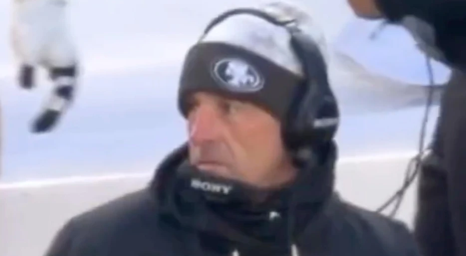 Kyle Shanahan Was Caught Using ‘Banned’ Item On Sideline During Wild Card Win vs. Eagles [VIDEO]